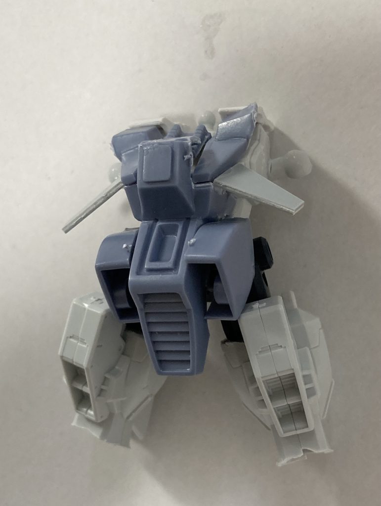 まずは1番厄介な胸のユニット作成開始。なるべくバイアランの形状を活かしてそれっぽくします。ベースは1/200ヘイズル改。