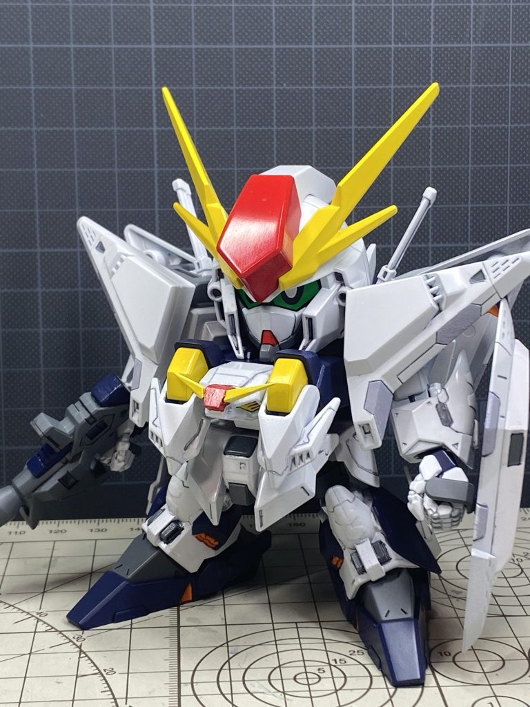 最初からデカール多めで仕上げようと思っていたので、モールドは彫らずにのっぺりと。デカールを貼ったら、それが差し色にもなって良い感じになりました。