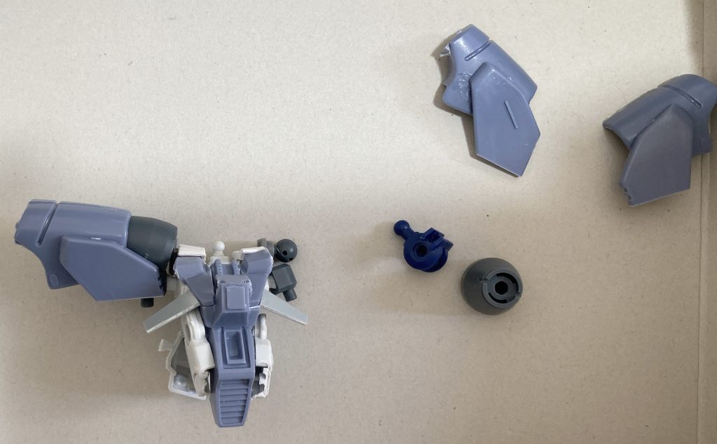 肩の構造。バイアランの肩と背中のバーニアを使っています。肩の内側に大きめのバーニアノズルを使ってます。30mmシリーズの大型プロペラントタンクのブースターだったと思います。