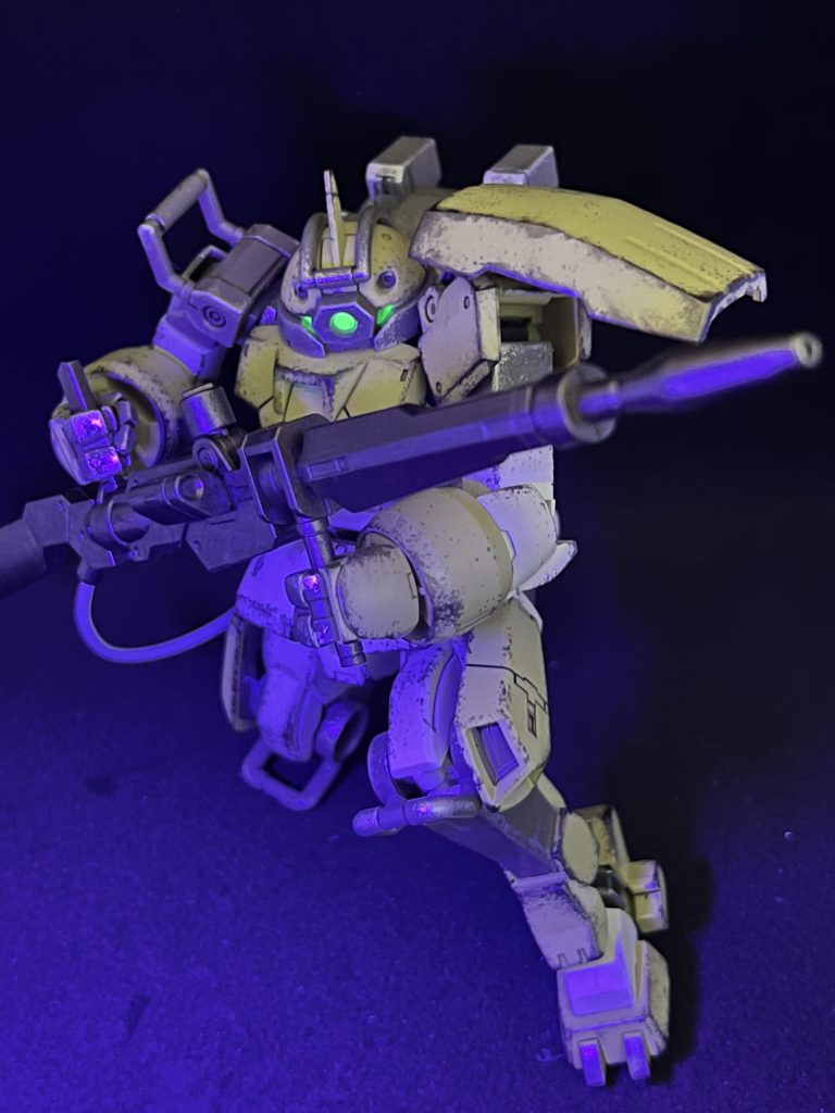 蛍光塗料で光らせてます。(後から知ったのですが塗らなくてもパーツ自体が普通に光りますね)。