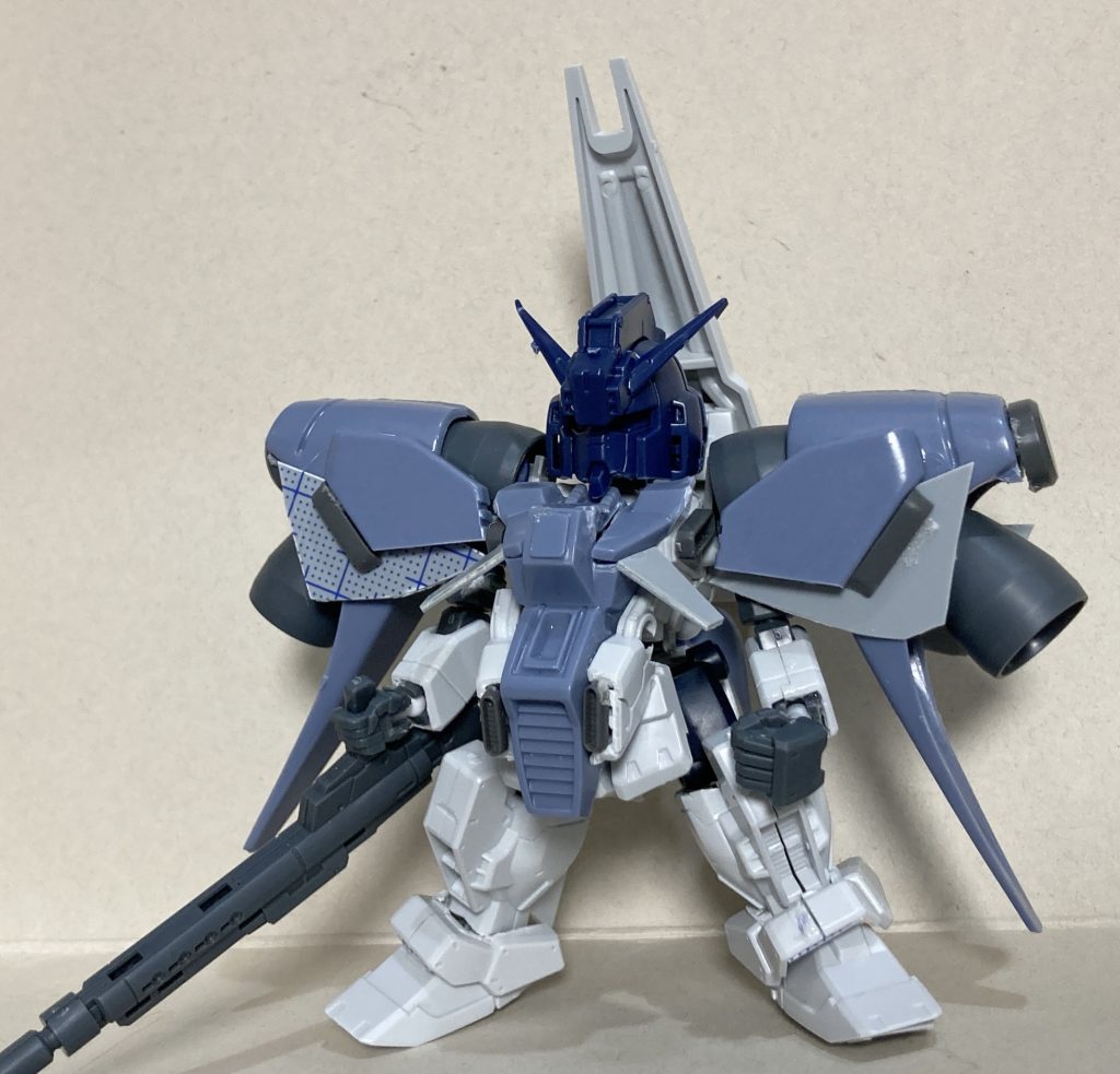 肩にプラ板挟むとそれっぽく見えるのは発見でした。シールドブースターの内側の空洞はこの後埋めました。