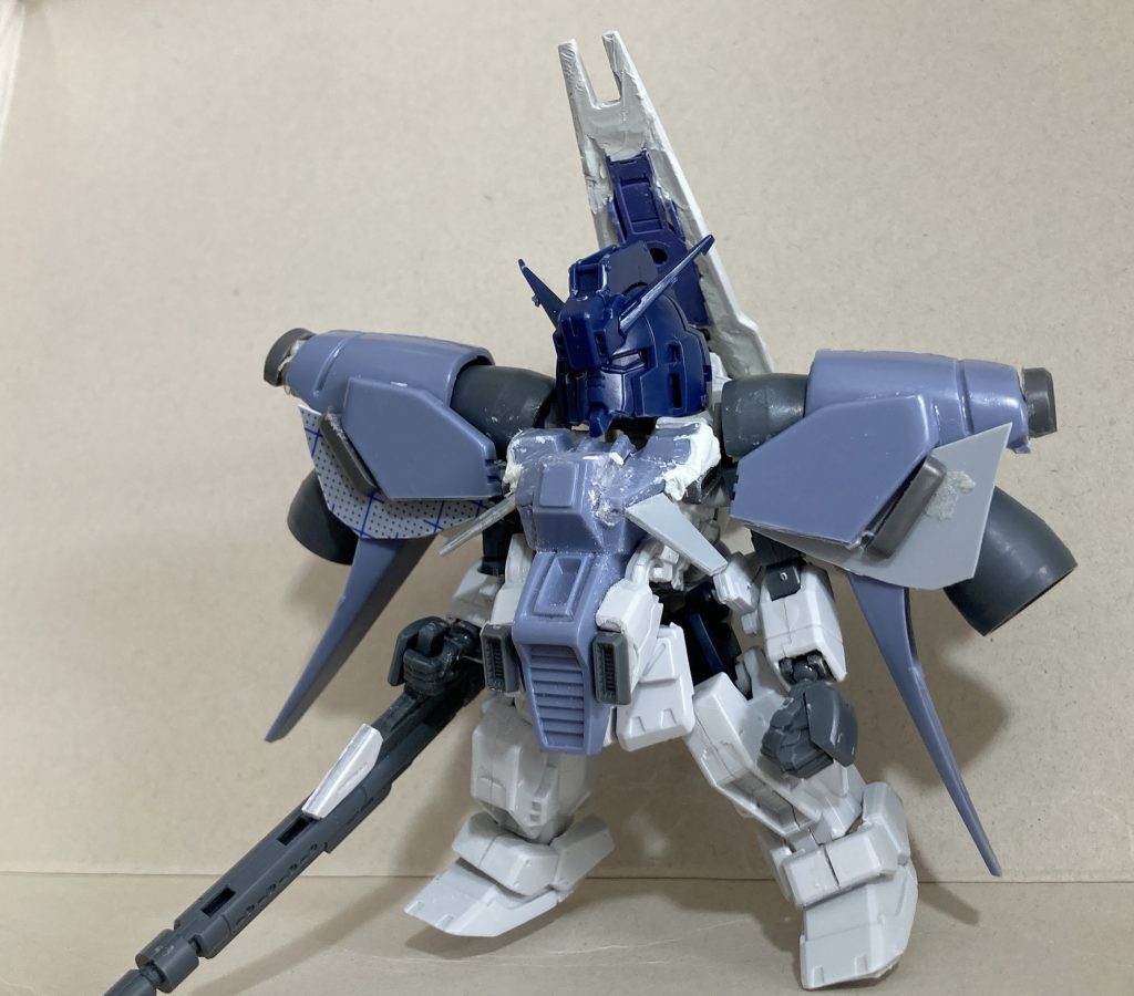 こちらがサフ前。1/220バイアランのパーツが散りばめられているのがお分かりでしょうか。白いパーツは1/200ヘイズル改のもの。股間ユニットの左右は、1/200ヘイズル改の使わなかったフトモモを適当にカットしたものです。設定画のライフルの形状がよく分からなかったので、30m mシリーズのものにプラ板製のマガジンつけたもので代用。