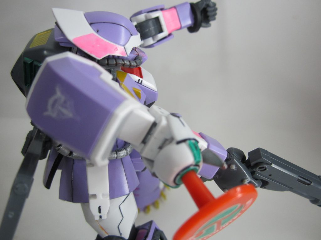 電子戦用のアンテナ設置。