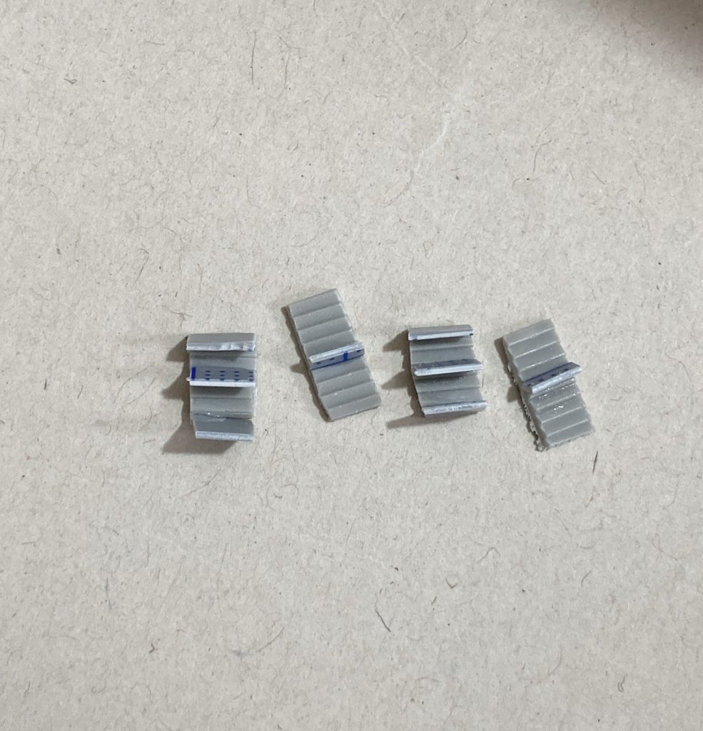 スネのダクトの合わせ目を消すのは不可能なので、今回も蓋パーツ作ってはめ込みました。