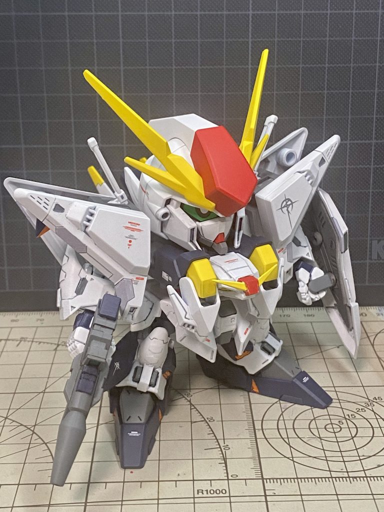 胸の突起は、劇場版のクスィに見えるよう簡単改造。マスクもくの字のモールドを消しました。手は異形感溢れるコトブキヤのワイルドハンドを採用。