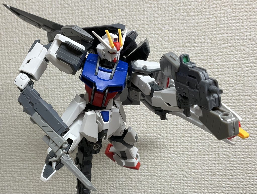 「イスラフェル」は名前で察したかたもいるかもしれませんが、分離機構があります銃身前側のパーツは短剣に、後ろ側のパーツはビーム、実弾兼用のマシンガンになりますブレイズストライカーの主翼前縁部は鋭く研ぎ澄まされていて、赤熱化させることですれ違いざまに敵機を切断する装備としても使用できます