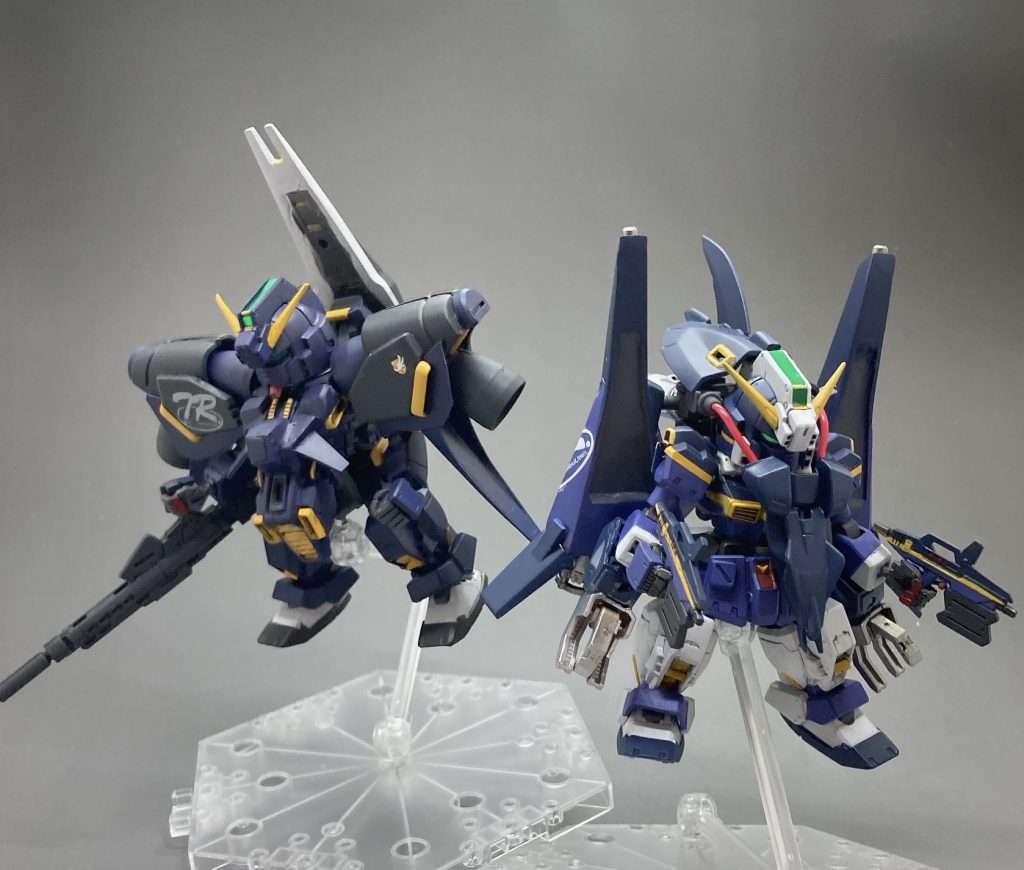 高機動ブースター装備型と比較。どちらの装備も1/220旧キットベースの改造。