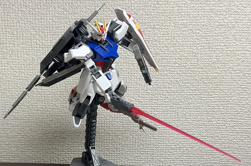 「イスラフェル」の分離モードでは、短剣側からビーム刃を展開することが可能です本来はツインビームサイズのように相手を確実に切断するために「アーマーシュナイダー改」の峰側からビーム刃を展開していますが、構造的な関係で十手としても使用できる優れものです