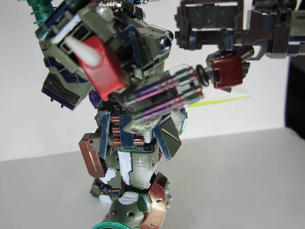 右肩部にシールドの追加。