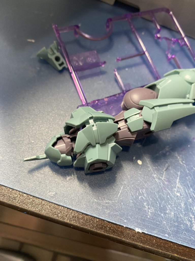 まだこの時点ではキットが1体しかゲットできてなかったので、部品の形状を見るためにとりあえず仮組みしています。