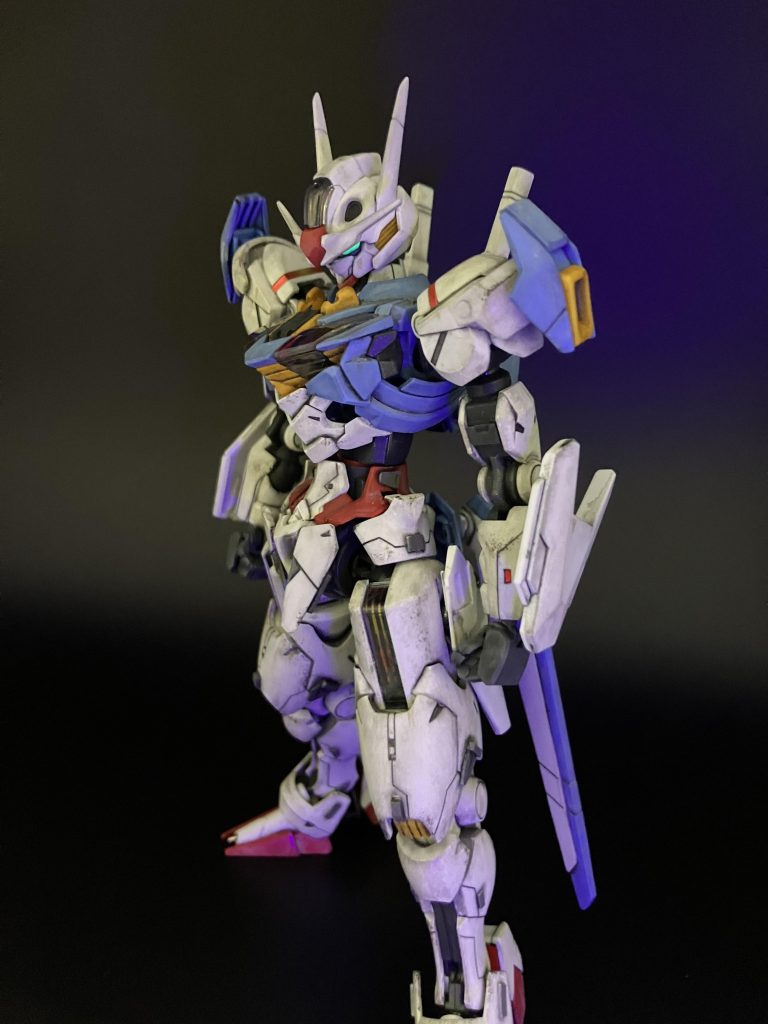 ツインアイは蛍光でピカー。陰影をつけるだけでキュッと引き締まって見えますね。