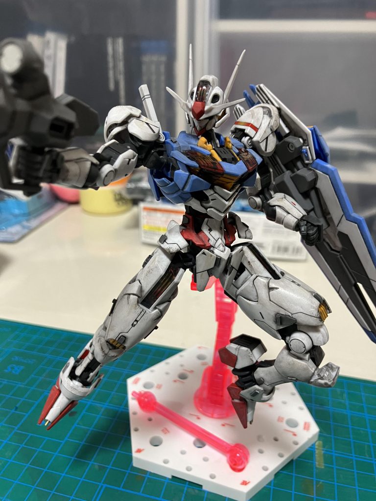 卓上にて、ポージング 