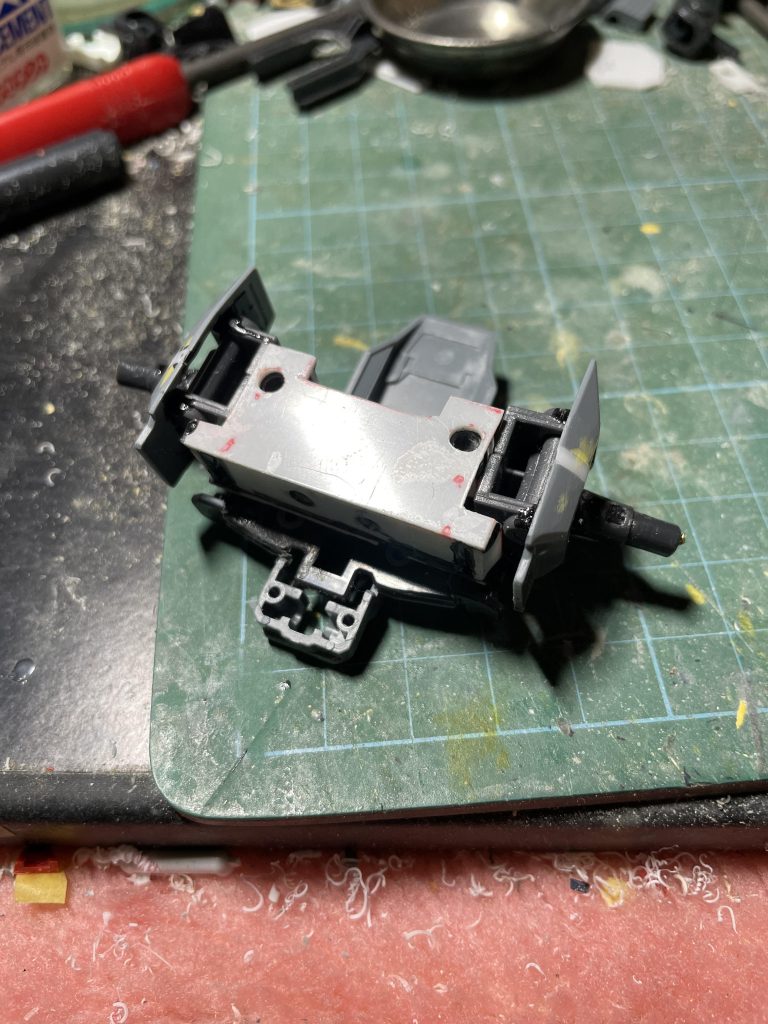 変形させないと腹をくくると胸部分の後ろに結構な空洞ができるので、ロールスイングジョイントなど、いろいろ仕込む事ができます。塗装で地獄を見るハメになりますが(笑)