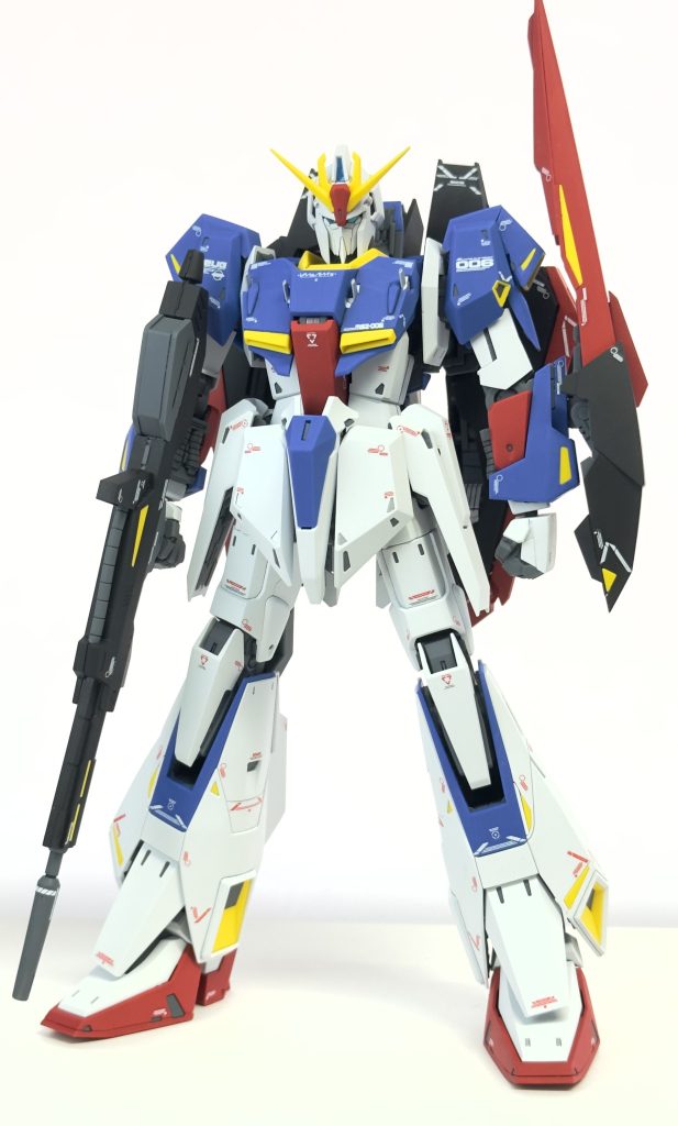 縦長な頭部、下向きな胸部など今までの立体物には無いデザインですが、アニメ参考と言う事で不思議と見慣れた感じに仕上がってると思います。