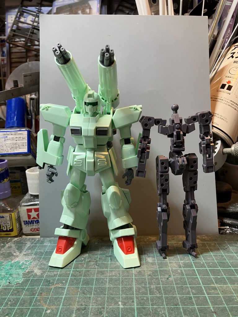 ジーキャノンを素組みした状態とコトブキヤのフレームアーキテクトジーキャノンは、そのままでも関節は緩くなくしっかりしてましたパーツ分割も良くとてもいい旧キットです♪さらに、このフレームを仕込むことで可動範囲を拡げることを今回の改造目標にしましたちょっとずんぐりした体型が大分、等身が伸び股関節の取り付け位置も下げて、10ミリくらい伸びたおかげで、かなりスマートになりました*\(^o^)/*