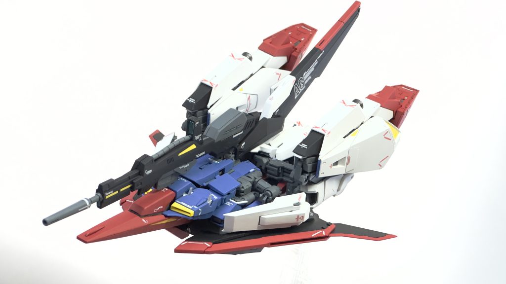 ウェイブライダー形態各部ロック機構がありますが、ガッチリロックしようとするとパーツが擦れまくってちゃんとは出来ません。案の定MS形態に戻すと一部デカールがボロボロになってて鬱になりました…。変形機構のあるガンプラはこれだから怖いです。Wガンダムぐらいシンプルな物ならそこまで心労はないのですが。