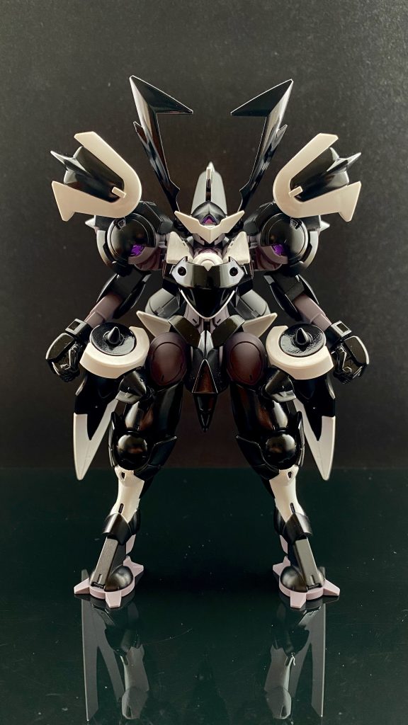 ハインドリーブシドースペシャル　スサノオウ　グラスレー社の汎用機であるハインドリーを、グラハムの趣味嗜好を重視してカスタマイズした機体。グラハムの趣味により、主に二振りのビームサーベルで戦う。基本スペックは通常のハインドリーとさほど変わらない。ただ、加速性能に全振りした機体調整がされており、最終的にパイロットのことを考えない機体となっている。その為、グラハムは凄まじいGに耐え、吐血しながら操縦している。