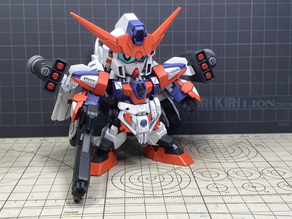 素体はガンダムAGE3、カラーリングはフェニックスゴッドを参考にしました。AGE3もとデザインから絶妙に外していくために、いろいろディテールはパーツを追加しました。いい感じにまとまったと思います。