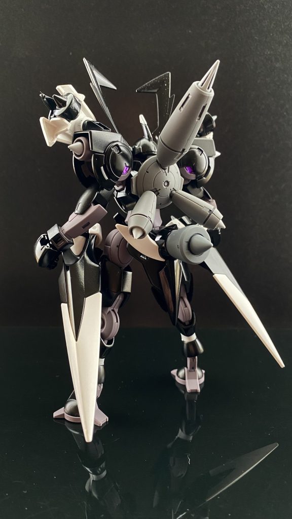 　加速性能に全振りした性能、これは、ハインドリー本来のスラスターを含めた全てのスラスター口が、メカニック科のアリーの案により、コーンタイプのものに置き換えられており、これよって異常とも言える加速性能を持つに至った。非常に扱い辛い機体になっており、学園広しといえど、グラハム以外、乗りこなせる者はいないだろう。