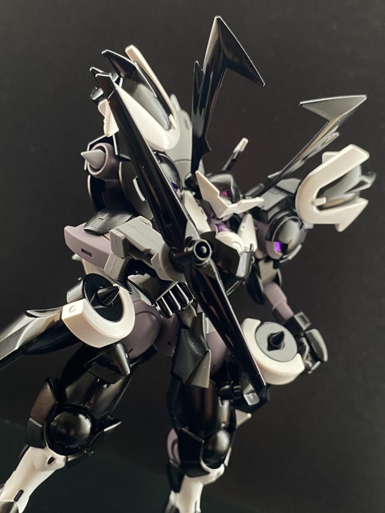 ディフェンスロッドシールド　アリー考案による、新機軸のシールド。表面に薄くビームを纏わせることで、基部を中心に回転し、ビームを弾く。AI技術が転用されている。しかし、その扱いは非常に難しく、グラハム以外のパイロットからは、不評である。ただ、シールドと銘打っているだけはあり、非常に頑丈である為、そのまま殴りつけたり、トンファーのように打撃武器として使用することも可能である。尚、今回の決闘では、未装備、未使用である。