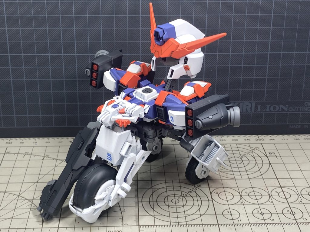 顔面だけが余剰パーツ。ライフルはバイクのカウル部にネオジム接続。