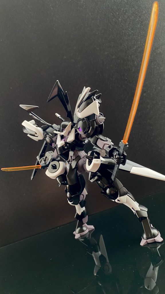 高出力ビームサーベル「ハワード」「ダリル」　友人達の名が付けられた二振りのビームサーベルがメイン武装である。左手に持つ長刀「ハワード」、右手の短刀「ダリル」。一見すると細身の刀身だが、通常のビームサーベルの二倍の出力を限界まで収束して、「刀」のような刀身を形成している。未使用時は、腿部に追加装着されたスラスターバインダー内に収納される。