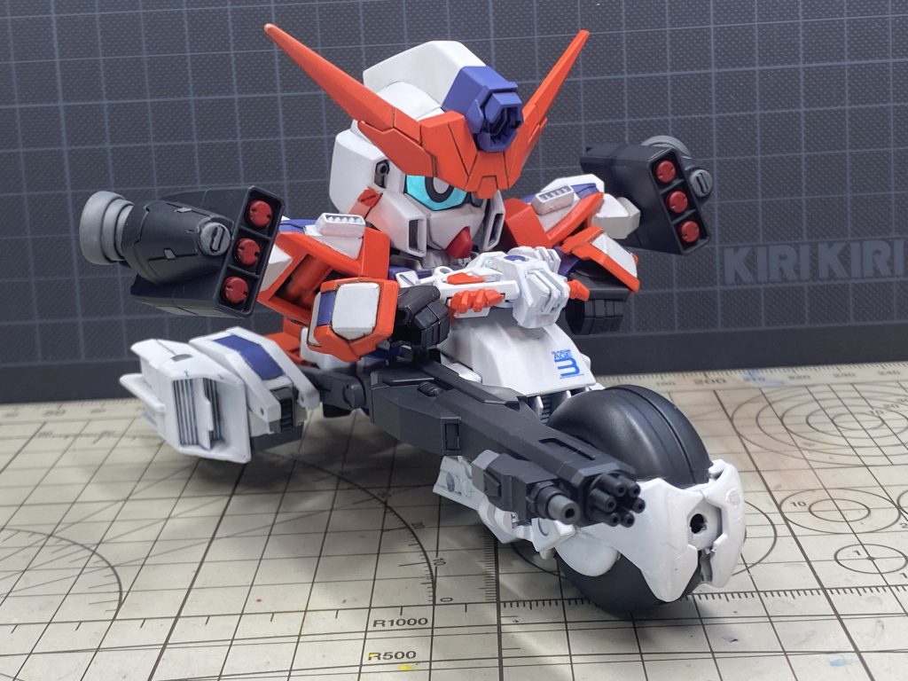 トライセプターみたいに中間形態にも出来ます。高速追跡形態。白バイのイメージですね。