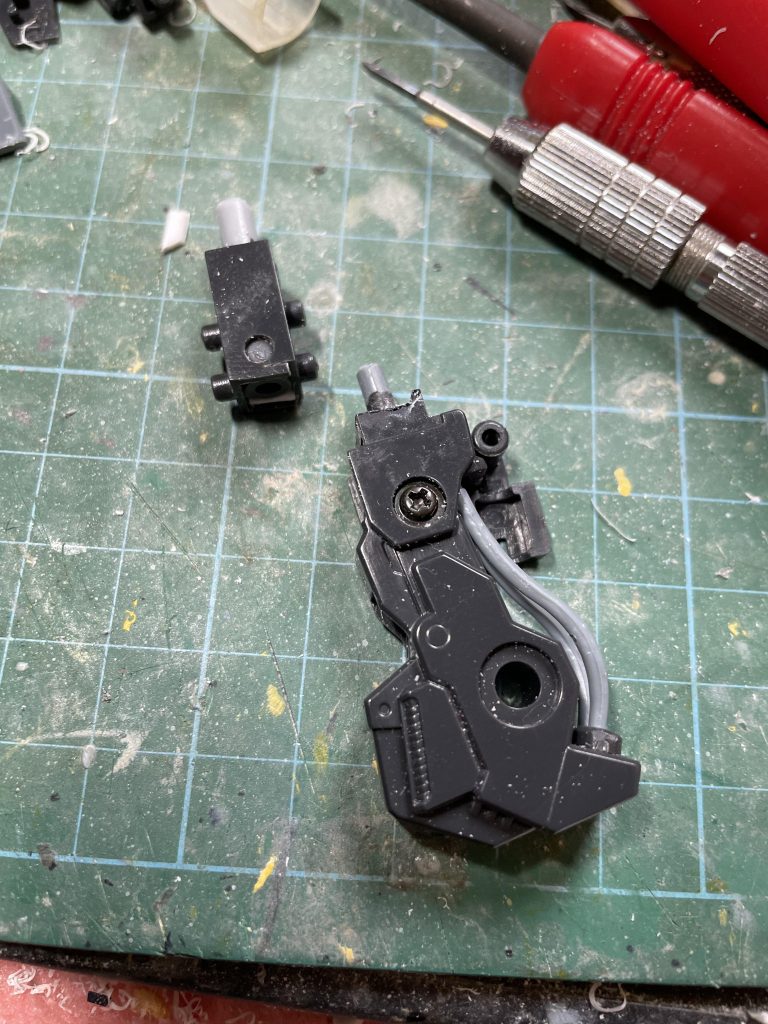 フレームを膝上あたりでカットして太ももをロールできるようにしています。旧1/144のキットでも可動していたのに、なぜココを可動させなかったのはいまだに謎です(笑)