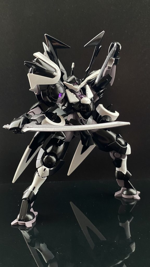 　超硬度マテリアルブレード「不知火」「雲龍」　後に彼らの手により鍛え上げられたMS用実体剣。ディフェンスロッドシールドの技術が転用されており、刀身表面にビームを纏わせることで、凄まじいまでの切れ味を持つ。二本の剣を合体させることで「蒼天」となる。この名称だが、グラハムが最近覚えたと言う、「漢字」が使用されている。　尚、余談ではあるが、このグラハム･エイカー。後に、この剣でビームを弾いたり、切ったりする、変態パイロットになる。…のは、また別のお話。