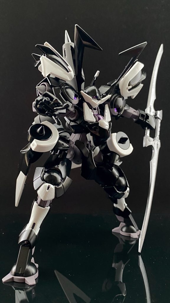 　パイロット科の生徒ではあるものの、決闘などにはあまり興味が無かった。しかし、たまたま観ていた、スレッタとエランの決闘。エアリアルの姿を見たグラハムの乙女座のハートに電流が走る。「美しい…、なんと素晴らしい女性(ひと)だ…」　最早、居ても立っても居られないグラハムは、友人達に相談する。「ダリル、ハワード、私はスレッタ･マーキュリーに決闘を申し込もうと思う」「オ、オイ、マジかよ」「無理だろ、ホルダーだぜ。その場のノリでどうこうできるもんじゃねぇだろ」「そのような道理、私の無理でこじ開ける」　決意を込めてグラハムは言う。「ダリル、ハワード、君達の墓前に誓おう。私は必ず、あの美しい女性(エアリアル)を我がものとすると」「…いや、オレ達まだ生きてるよ」