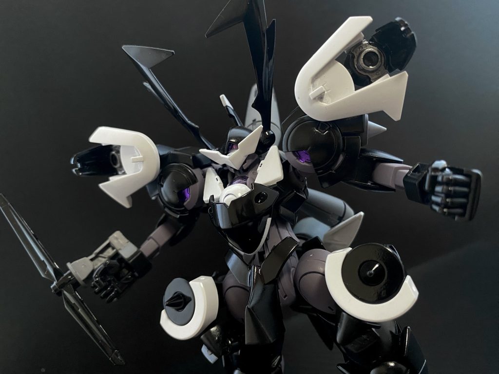 　特徴的なシルエットを形成する、肩部に追加されたアーマー内には、ビーム砲が内蔵されている。胸部アーマーの迎撃用ビームガンと共に、手持ちの火器を持たないスサノオウの数少ない遠距離武装だ。ビームを散弾のように撃ち出す。当然のように射程は短い。