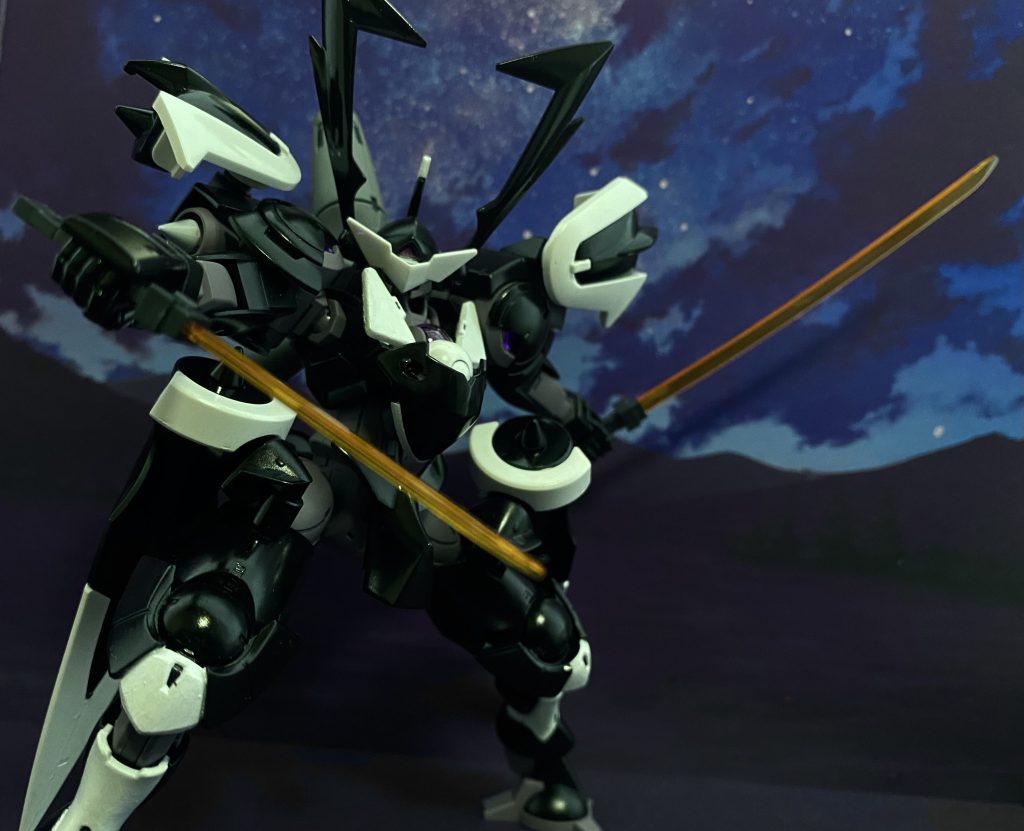 グラハム･エイカー　グラスレー寮の生徒。パイロット科。乙女座の17歳、左利き。エース級の人材が多いグラスレー寮の中でも、指折りのパイロットである。　学園に入学して間もなく、アーカイブ内で閲覧した、遥か昔、地球の小さな島国に存在した、戦士。SAMURAI、BUSHI、彼らの生き様に深い感銘を受けたグラハム･エイカーは、アーカイブ内にあるそれっぽい資料を読み漁る。彼らのようないでたちをし、彼らのような生活をし、彼らのように信念に満ちた生き方をしたいと。自らJINBAORIと呼ばれる衣装を模したジャケットを仕立て上げ、KABUTOに付属する面を模したマスクを作り。そうして、それらを身に着けると、自らをブシドーと名乗った。そして、誰に言われるでもなく、早起きをし、校庭を掃き掃除し、週に四日ほどは、SHOUJINMESHIと言って、野菜中心の食事をし、共有スペースのシャワールームで、冷水を浴びながら何やら唱えている所が目撃されている。(それは、サムライではなく、お坊さんなのでは…)   黙っていれば、学園内で上位に入る程のイケメン。黙っていれば…。   パイロット科に、ハワード･メイサン、ダリル･ラッジ。メカニック科に、アリー･カタギリと言う友人がいる。