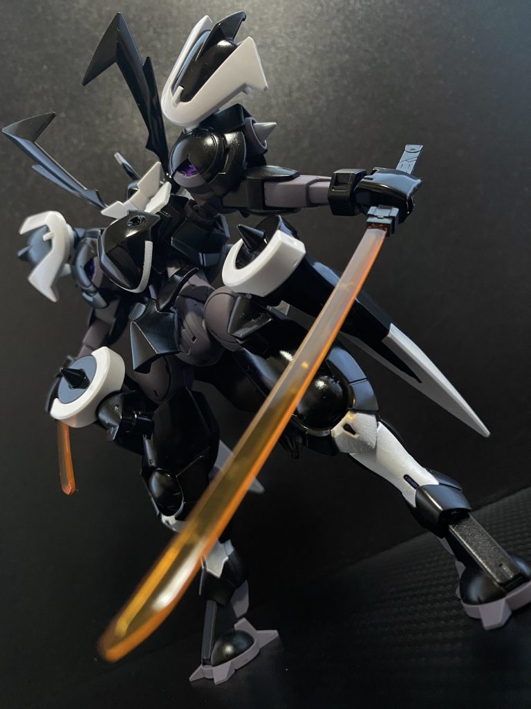 「たのもう！」　ある日の夕暮れ。アスティカシア高等専門学園、地球寮のハンガーの入り口に一人の男の声が響く。奇妙な面を付け、制服の上に角張ったデザインのジャケットを着た男だ。何事かと集まってくる地球寮の面々。男は、その中にスレッタ･マーキュリーの姿を見つけると、「スレッタ･マーキュリー、君に決闘を申し込む！」　男は真っ直ぐにスレッタを見据え言い放つ。しかし、そんな男の視界に、何やらぽわぽわとしたピンク色のものが視界を覆うように現れるや否や、「あぁ、なんだテメー！いきなり来て何言ってんだ！コラ」「チュチュ、ダメだよー、ケンカ腰は」　チュチュとニカである。男はそんな二人のやりとりを一瞥すると、その顔に付けた面を外し、スレッタを見据え言う。「あえて言おう！グラハム･エイカー。君に心、奪われた者だ!!」「…はぇぃ？」　思わず声が裏返ってしまうスレッタである。「私が勝った暁には、君を我が妻に迎え入れる」　まさに開いた口が塞がらないといった地球寮の面々をよそに、男、グラハム･エイカーは一人、話し続ける。「私が負けた場合は、如何様にしてもらって構わない。男の誓いに訂正はない」　そうして、グラハムは大事な事は二度言う、と言わんばかりに、利き腕である左手の人差し指をビシリと、スレッタ、…いや、その後ろに屹立しているエアリアルを指差し、声を張り上げる。「私が勝った暁には。君(エアリアル)を貰い受ける！」　…夕暮れの中、長い影を引きずり去っていくグラハム。それを見ながら、一人、また一人とヤレヤレといった様子でその場を去る地球寮の面々。最後までそこに残っていた、…いや、ほうけていたスレッタ、ゆるゆると自分を指差すと言う。「わ、私じゃないんですか…」…そして、数日後。決闘は、始まる。「…初めましてだな！…ガンダムッ!!」