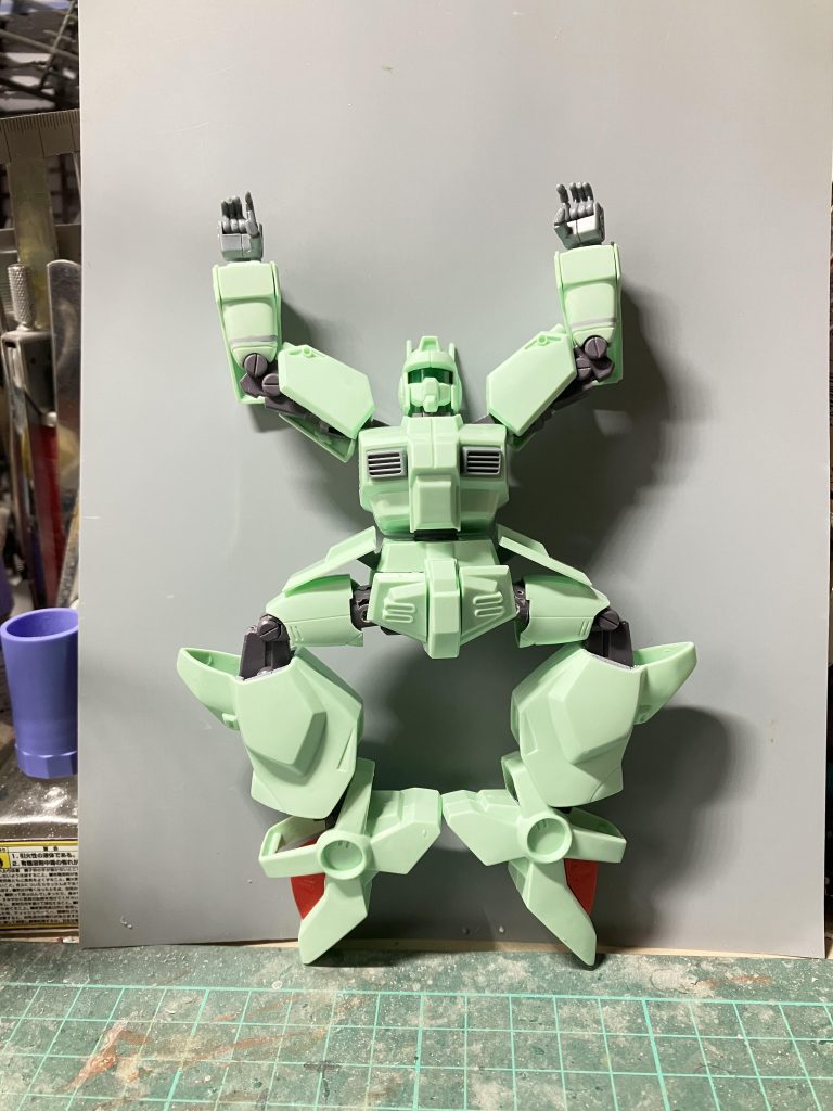 旧キットならではの腕が上がらない、脚が開かない、肘、膝が曲がらないのが解消されましたや〜ら〜れ〜た〜を再現できますね♪