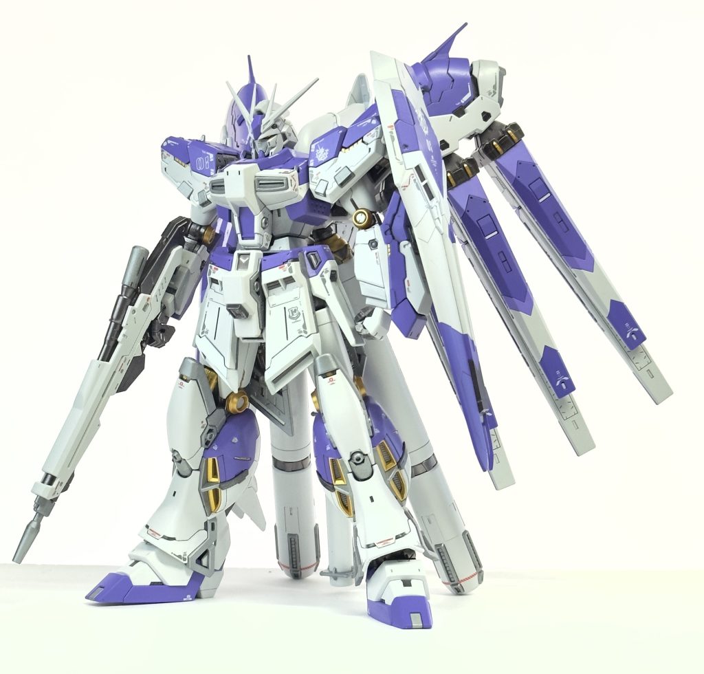 プラモの青もいいのですが、自分の中ではHi-νガンダム=紫だったので今回は素直に紫で仕上げました。ただ、青も捨て難かったのでベースカラーに青を使いそこから色を立ち上げましたが、気付けば普通に紫になってました…。