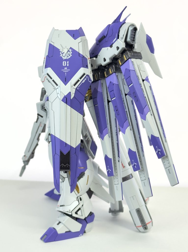 自分の中のHi-νの再現がテーマだったので、シールドはじめ一部カラーリングを変えてます。また、今回は改めてバンダイから出てる水転写デカールを買ったので、普段のRGでストレスだった段差にまたがるデカールも綺麗に追従してくれていい仕上がりになりました。