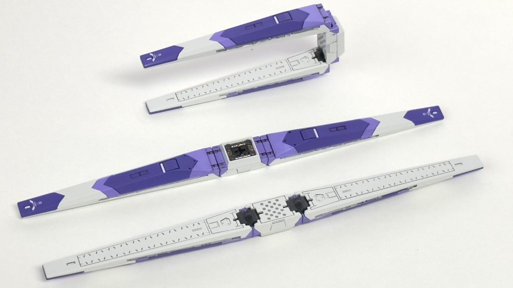 フィン・ファンネルの裏側はシルバーで墨入れしたのですが、νの物ならともかくHi-νの白いファンネルでは全く目立たなかったです…。