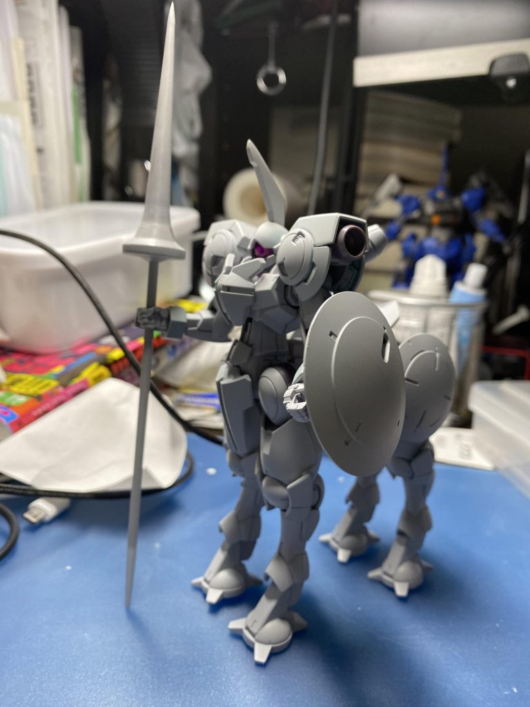 組んでみてバランスを見るためサフを吹いた状態。この時点ではまだカッパー系で仕上げようかと思っていました。そこはかとなくヤッ◯デタマンのテーマ曲が脳内を廻ります。笑