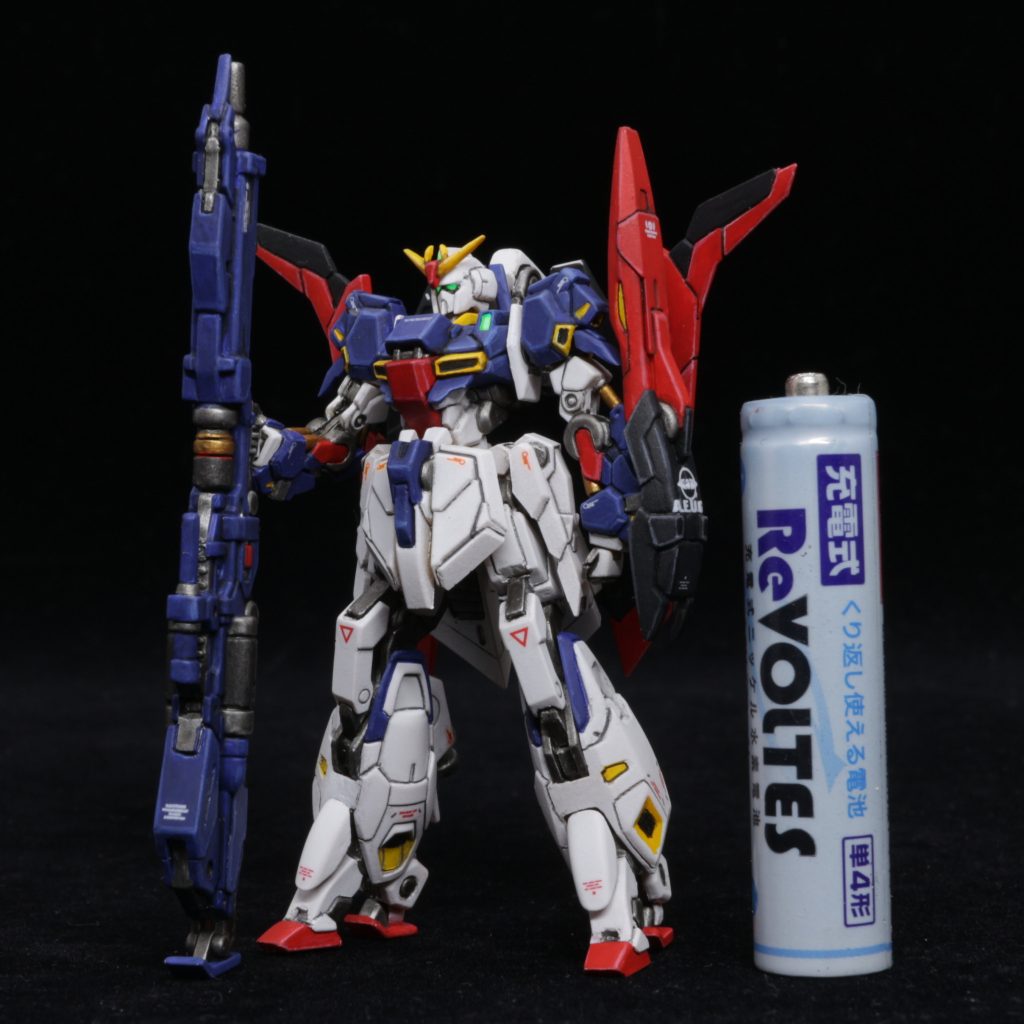 単4電池と大きさ比較。カメラアイ、センサーは紫外線ライトを当てて発光させています。