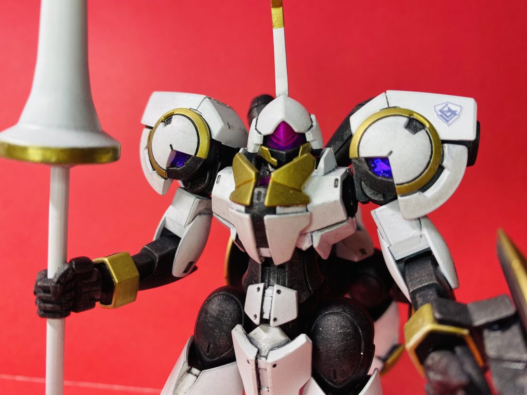 ハインドリーの脚部のデザインを見た時からこういう改造をしようと思っていましたが、色は決めかねており、まさか白金にするとは思わなかったのですが、馬型にした事で、より騎士イメージが際立つのでこのカラーリングにしました。が、筆塗り派にとっては白も金も鬼門でしたね。白い部分は白サフ、金はシールド部分だけタミヤの缶スプレーで、それぞれ上から水性でタッチを付けています。