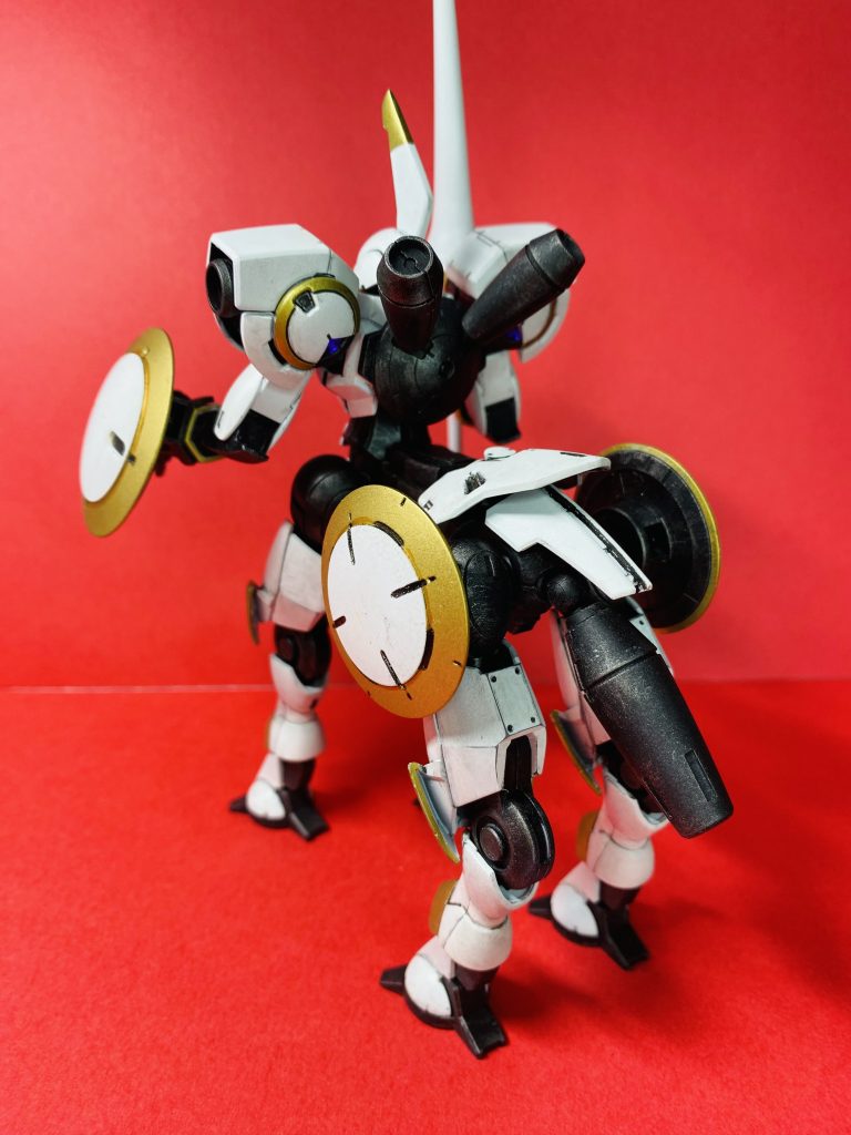 ハインドリー2体を使って、3Dプリンターで出力した胴体部分とドッキングさせました。後はアーマーやスラスターをミキシングして「騎馬」らしさを出してみました。