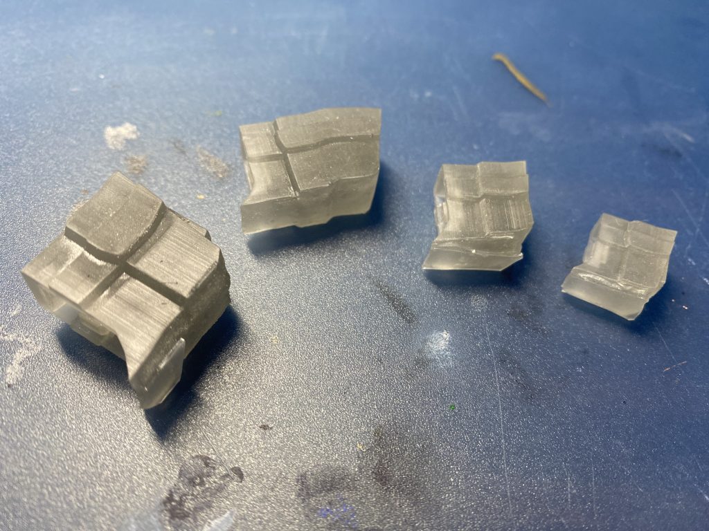 胴体部は、最初はエポパテで作ろうと思っていたんですが、削り出すのが面倒になって(笑)3Dプリンタで。大きさと長さを変えていくつか出力してみてバランスをみました。データはblenderでテキトーに作った形状です。(もう少し曲面を効かせた形状にしたかったんですが、なにぶんモデリングの技術がないので断念)