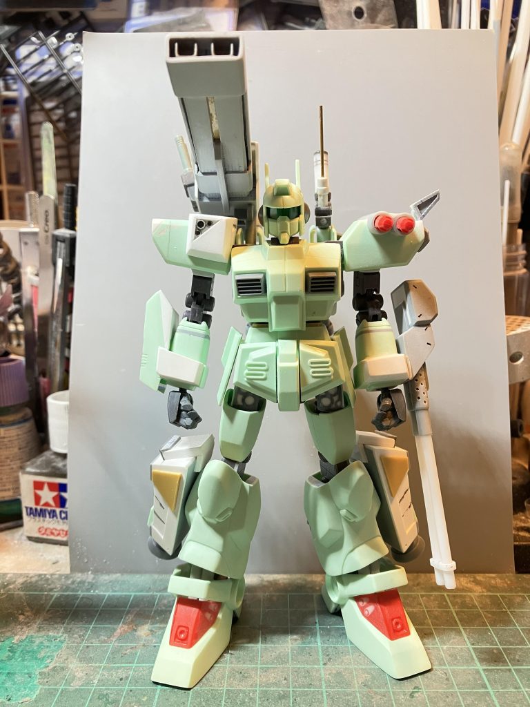 サフ前の状態です本体は関節を組み込んだくらいでそこまで手は入れてません武装やスラスターをプラ板で増設しました