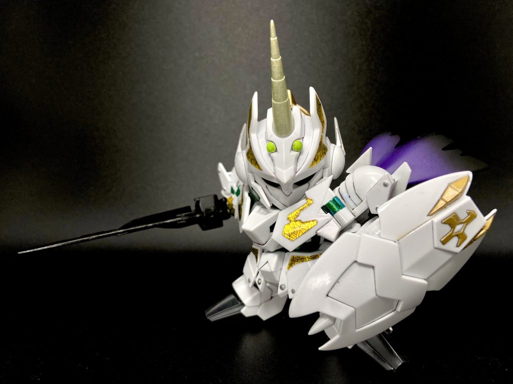 まずはマスクドモード!クラック柄の入ったこのシール、なんとか使えない物かとクリアレジンで封入して面を整えてみました!煌めきは若干落ちますが光沢感が出せて良い!色はツノ部分にはガンマカのホロイエローを採用。白を邪魔しない、いいホロです^ ^マントを黒サフでグラデーションした以外は成形色にホワイトパール、光沢クリアーをしております。で、お待たせしましたサイコフレーム!