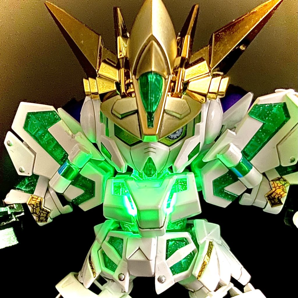 くなーい!ピカーン✨!やっぱりユニコーンといえばですよ!実はLGBBの胸パーツって腕の接続ポリ入れる穴やらで複雑💦今回の煌めき技には不向きだったので、それならばいっそ光らしてまえ!と。災い転じてホニャララです!