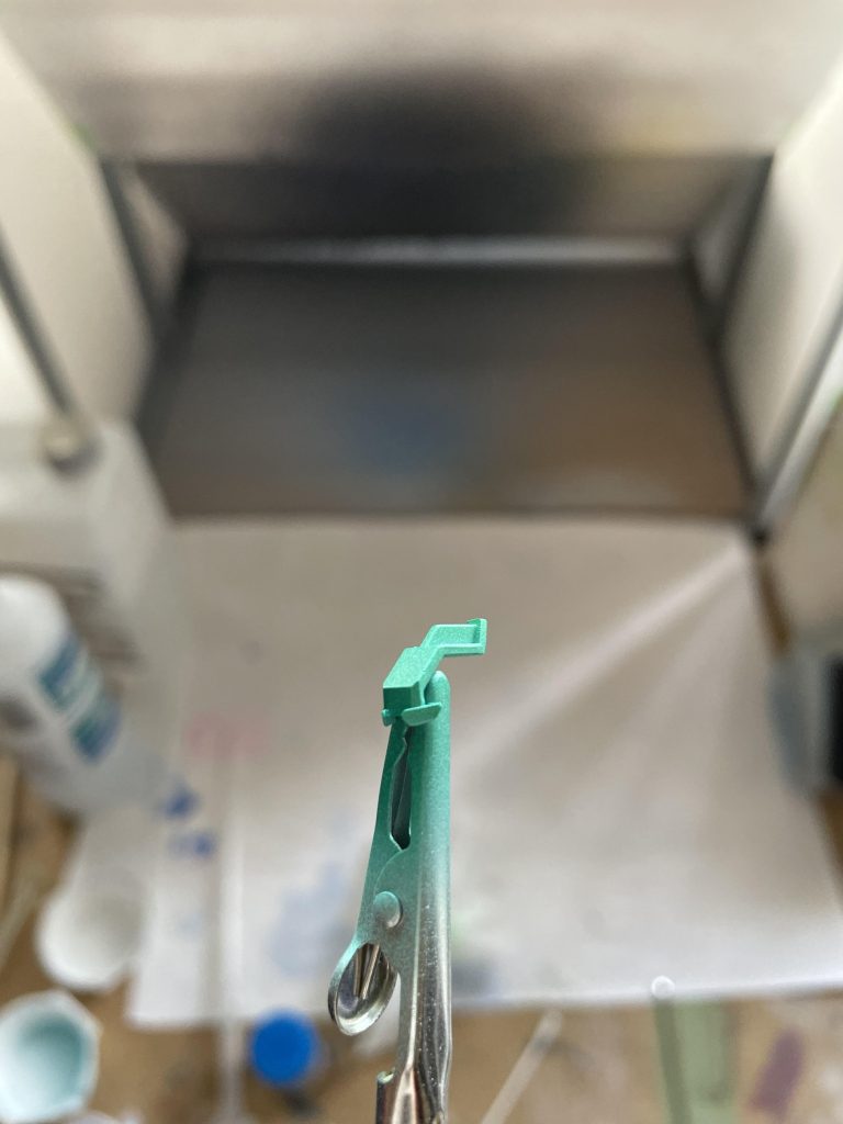 エアリアルのツインアイは従来のガンダムに比べて大きいのでパーツが独立していて非常に塗りやすく、下地→青竹色→蛍光グリーンと塗り重ねた結果…