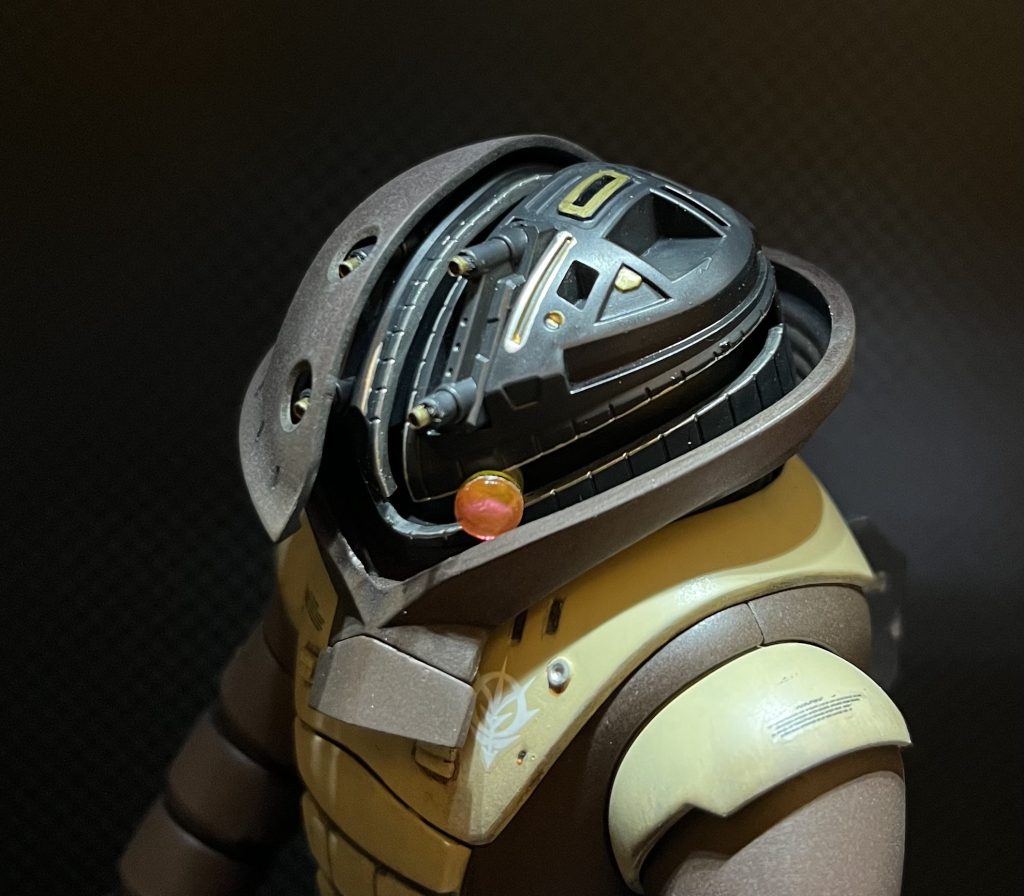 ペイントマーカーのゴールド・シルバーで部分塗装するだけでメカメカ感が増して、、お気に入りです^_^モノアイカバーは、見た目重視でなしにしました。