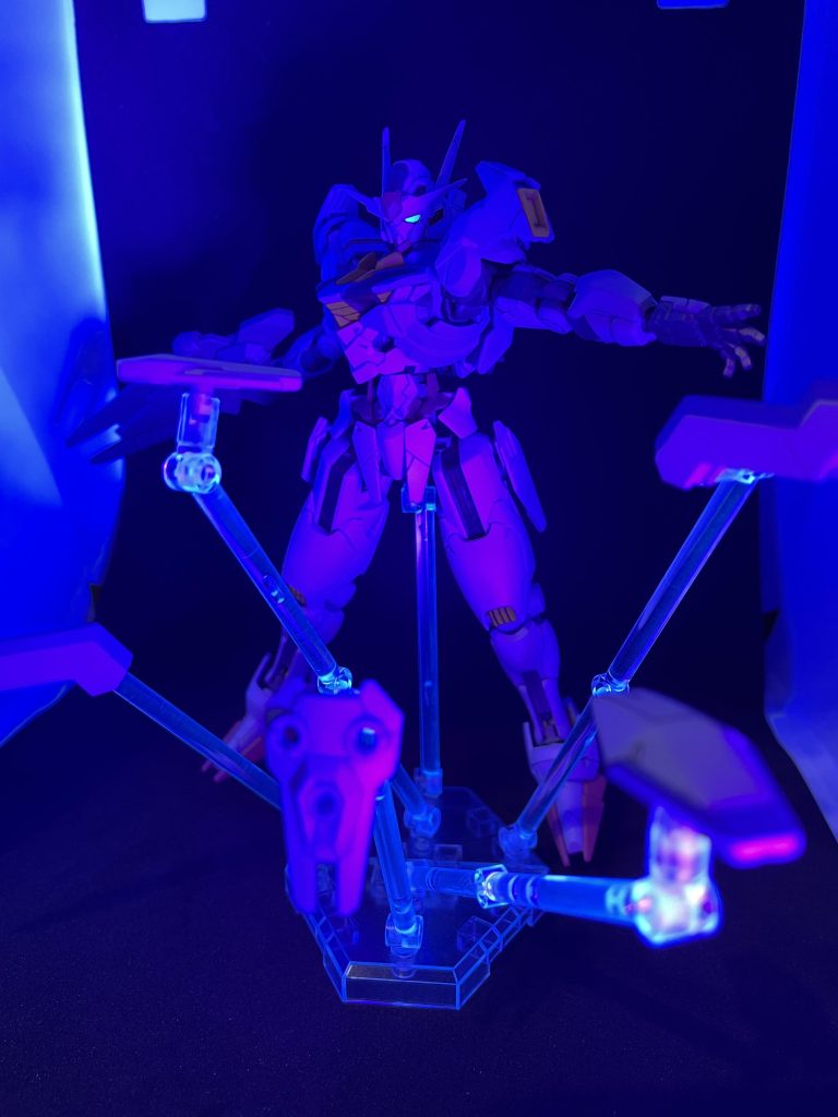 毎度恒例のビコーンシステム発動!ブラックライトでギラっと光る!台座も蛍光ブルーを吹いて光ります。ビットステイヴがヒュンヒュン飛び交っているようなスピード感こそ無いものの、これはコレでアリかなと。