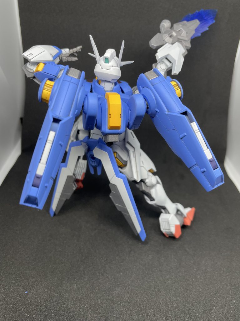 背面から。太ももやこのユニットはモナカ構造だったのでどうしようか迷ったのですが手間がかかりそうだったので断念。5/7追記ブースターの取り付けが逆でした(´Д` )コレじゃビームサーベル取り出せない^^;