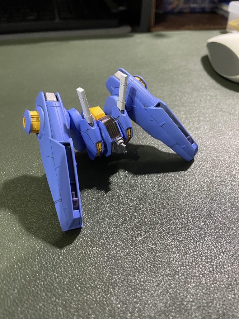 バックパックの色が統一されたことで、フライトユニットと合体させても違和感無し!ひと通り写真を撮った後に「アレ?これそのまま接着出来んじゃね?」と勢いでくっつけちゃいましたwピッタリまでとはいかずとも、接触部分に接着剤を流し込んでやったら上手くいきましたw今回唯一の改造(?)です。